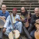 Graham, Cissoko, Tabassian et Martel postent sur un escalier