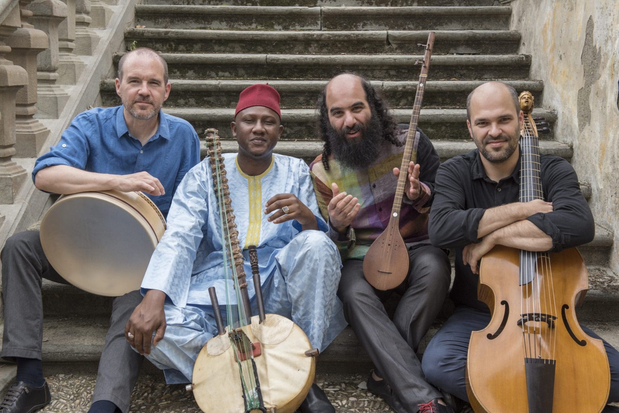 Graham, Cissoko, Tabassian et Martel postent sur un escalier