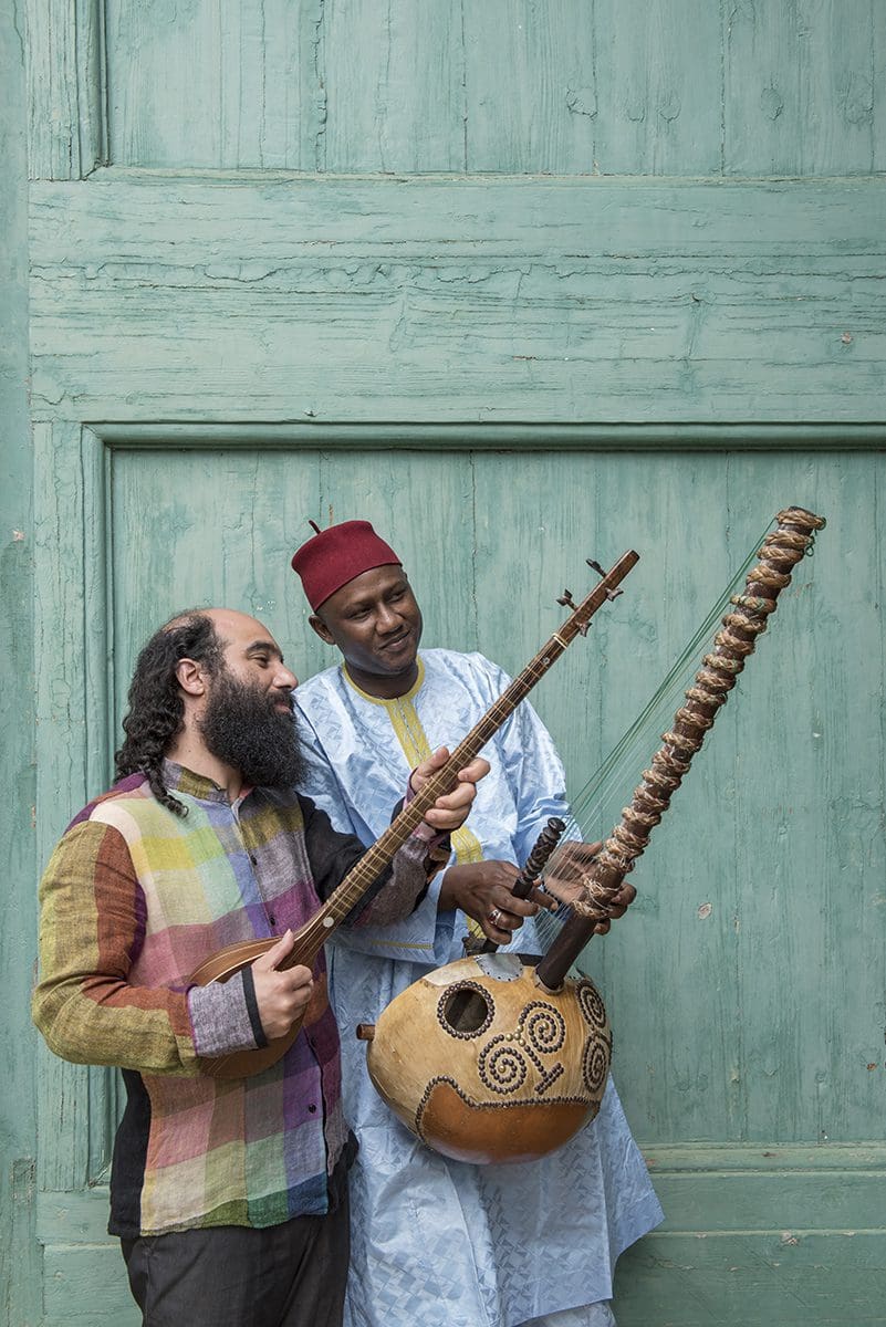 Kiya Tabassian et Ablaye Cissoko avec leurs instruments
