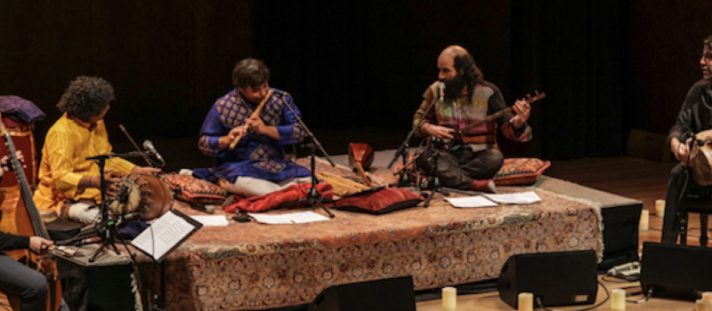 inde Musiciens sur scène avec des chandelles